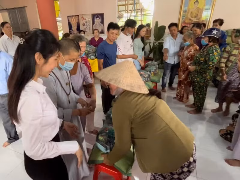 Vụ kêu gọi từ thiện miền Trung năm 2020 khiến Thủy Tiên lao đao vào năm 2021. Đến tháng 1/2022, cô được minh oan.