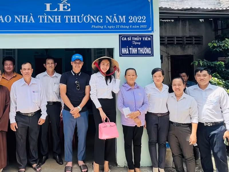 Chia sẻ về việc tiếp tục làm từ thiện, Thủy Tiên cho hay: "Tiên chưa bao giờ dừng việc này ngay cả trong lúc đang khó khăn nhất, nhưng vì là tiền cá nhân nên cũng thỉnh thoảng mới chia sẻ".