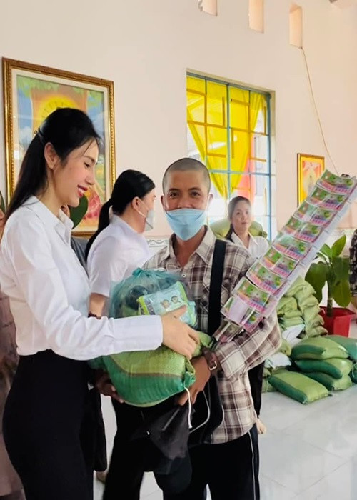 Thủy Tiên vẫn làm từ thiện mặc ồn ào kêu gọi từ thiện miền Trung năm 2020.