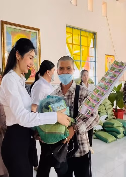 Thủy Tiên vẫn làm từ thiện mặc ồn ào kêu gọi từ thiện miền Trung năm 2020.