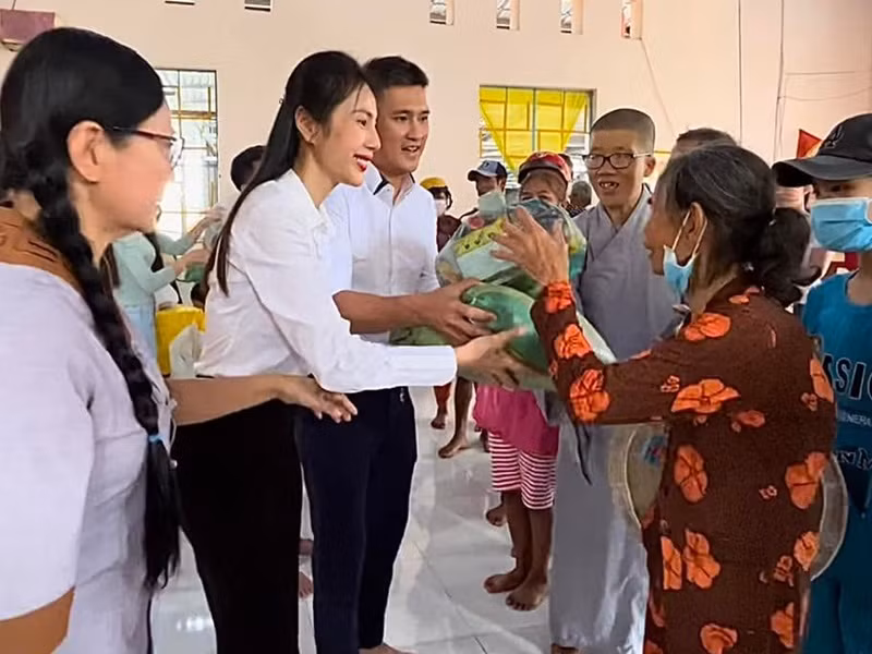 Thủy Tiên cùng ông xã Công Vinh tự tay phát quà từ thiện.