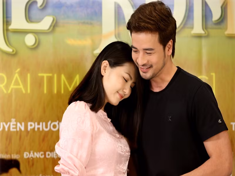 Cả hai diễn thử cảnh tình tứ. Ảnh: FB Lữ Đắc Long