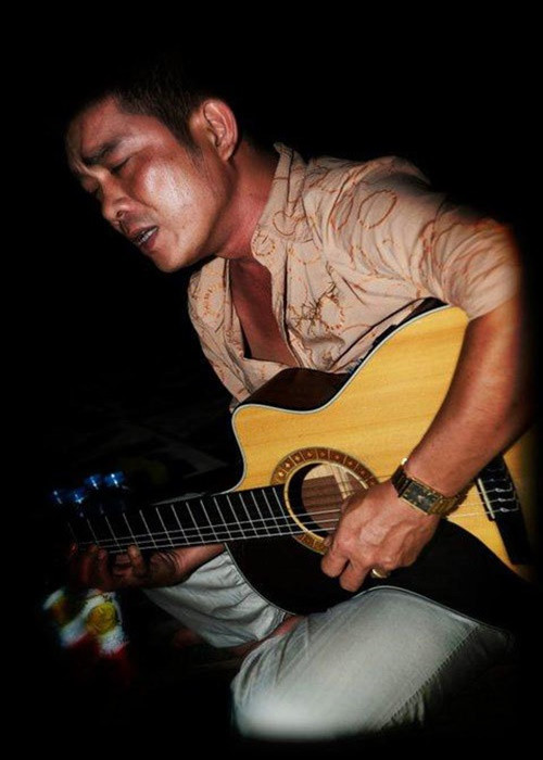 Về Chế Phi, Chế Linh từng ngậm ngùi: "Lần cuối cùng vào năm 1980 khi quyết định đi ra nước ngoài tôi đã âm thầm mang đứa con trai đầu là Chế Phương, lúc ấy Chế Phi còn nhỏ lắm, tôi chỉ mang theo được một đứa lớn 13 tuổi. Trước khi đi tôi có ôm Chế Phi lần cuối vào lòng và tự nghĩ không biết bao giờ mới gặp lại. Sau mấy mươi năm xa cách và ngày trở về quê hương, Chế Phi đã trưởng thành và cũng theo con đường nghệ thuật tôi rất vui". Ảnh: Vietnamnet