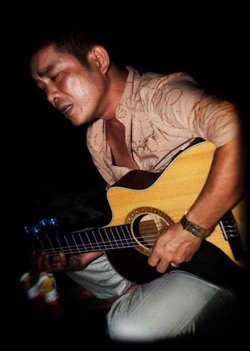 Về Chế Phi, Chế Linh từng ngậm ngùi: "Lần cuối cùng vào năm 1980 khi quyết định đi ra nước ngoài tôi đã âm thầm mang đứa con trai đầu là Chế Phương, lúc ấy Chế Phi còn nhỏ lắm, tôi chỉ mang theo được một đứa lớn 13 tuổi. Trước khi đi tôi có ôm Chế Phi lần cuối vào lòng và tự nghĩ không biết bao giờ mới gặp lại. Sau mấy mươi năm xa cách và ngày trở về quê hương, Chế Phi đã trưởng thành và cũng theo con đường nghệ thuật tôi rất vui". Ảnh: Vietnamnet