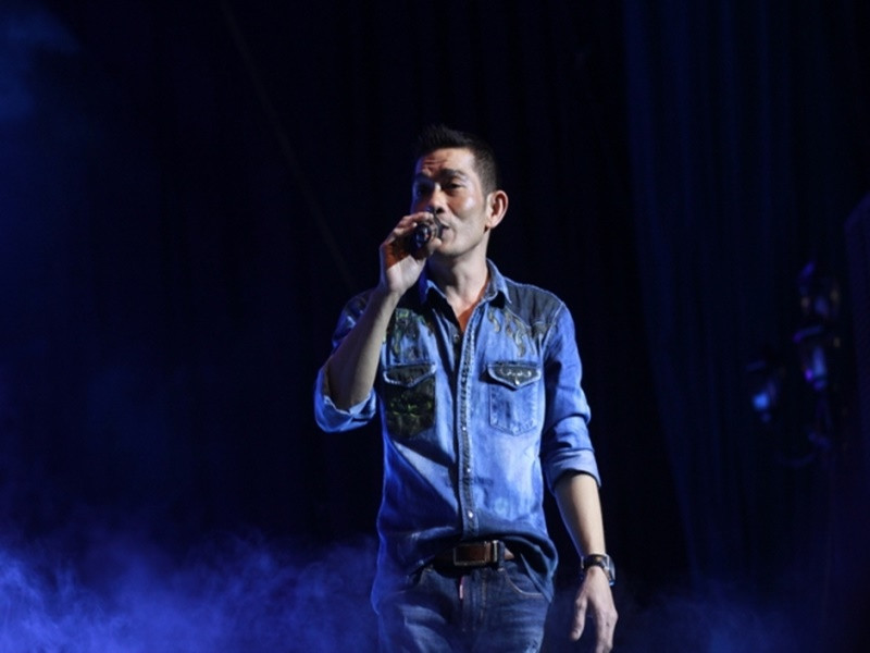 Chế Phi từng có những năm tháng phiêu bạt tại Thái Lan. Anh vừa đi hát, vừa may quần áo, vừa học xăm mình ở nơi đất khách quê người. Ảnh: Báo Tin Tức