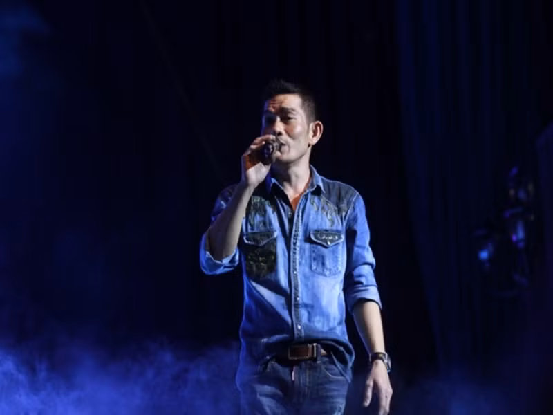 Chế Phi từng có những năm tháng phiêu bạt tại Thái Lan. Anh vừa đi hát, vừa may quần áo, vừa học xăm mình ở nơi đất khách quê người. Ảnh: Báo Tin Tức