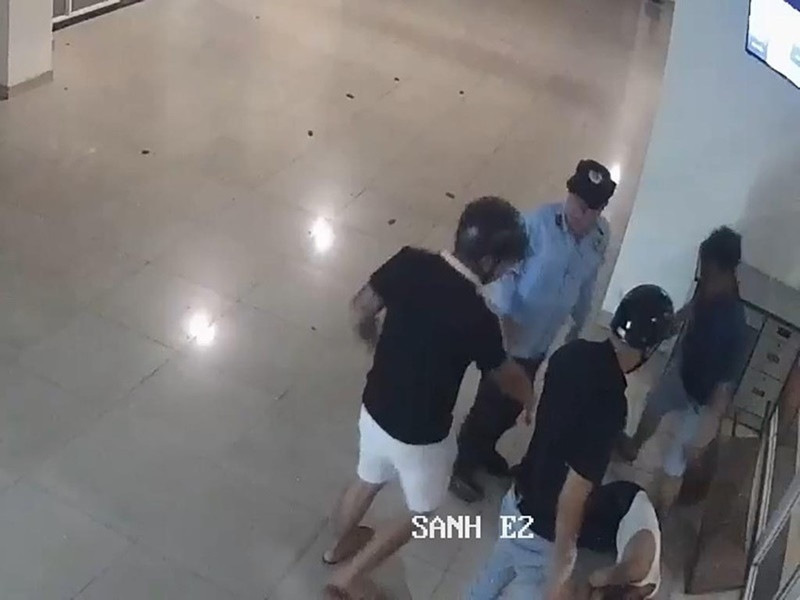 Sau đó, một số thanh niên xuất hiện, chửi bới rồi xông vào đánh Chế Phi. Khi phát hiện sự việc, bảo vệ đến can ngăn, nhưng nhóm thanh niên vẫn tiếp tục đánh Chế Phi. Chỉ đến khi nam ca sĩ nằm bất động trên sàn, nhóm này mới bỏ đi. Chế Phi hiện tại bị thương ở vùng tay, chân và hai mắt khá nặng. Ảnh: PLO