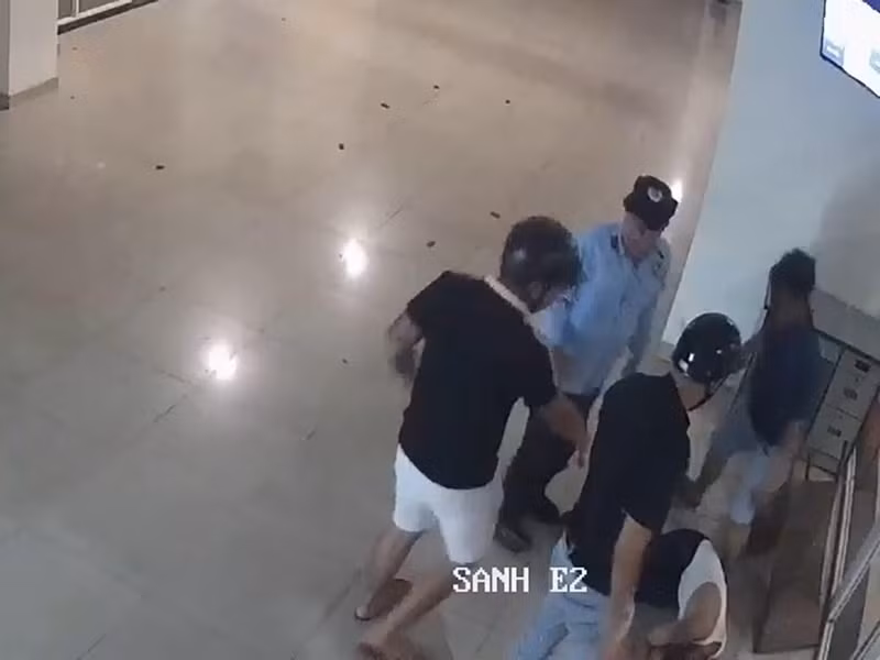 Sau đó, một số thanh niên xuất hiện, chửi bới rồi xông vào đánh Chế Phi. Khi phát hiện sự việc, bảo vệ đến can ngăn, nhưng nhóm thanh niên vẫn tiếp tục đánh Chế Phi. Chỉ đến khi nam ca sĩ nằm bất động trên sàn, nhóm này mới bỏ đi. Chế Phi hiện tại bị thương ở vùng tay, chân và hai mắt khá nặng. Ảnh: PLO