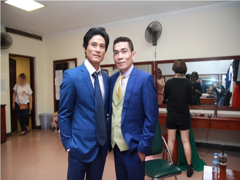 Từ Thái Lan về, Chế Phi bị nghiện. Khi trở về từ trại cai nghiện, anh quyết tâm làm lại từ đầu. Nam ca sĩ đi hát phòng trà, sân khấu, quán bar. Ảnh: Báo Tin Tức