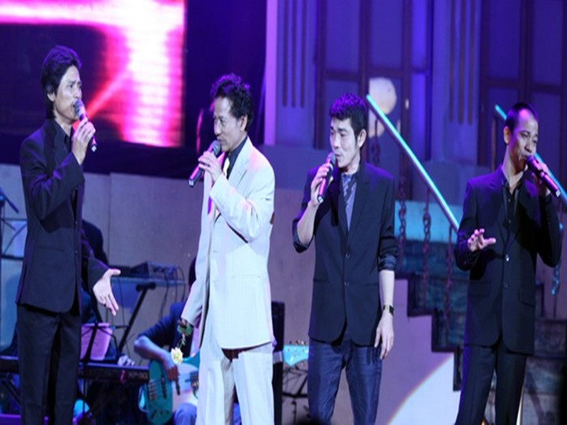 Chế Phi từng vài lần đứng chung sân khấu với bố. Ảnh: Giáo dục Việt Nam