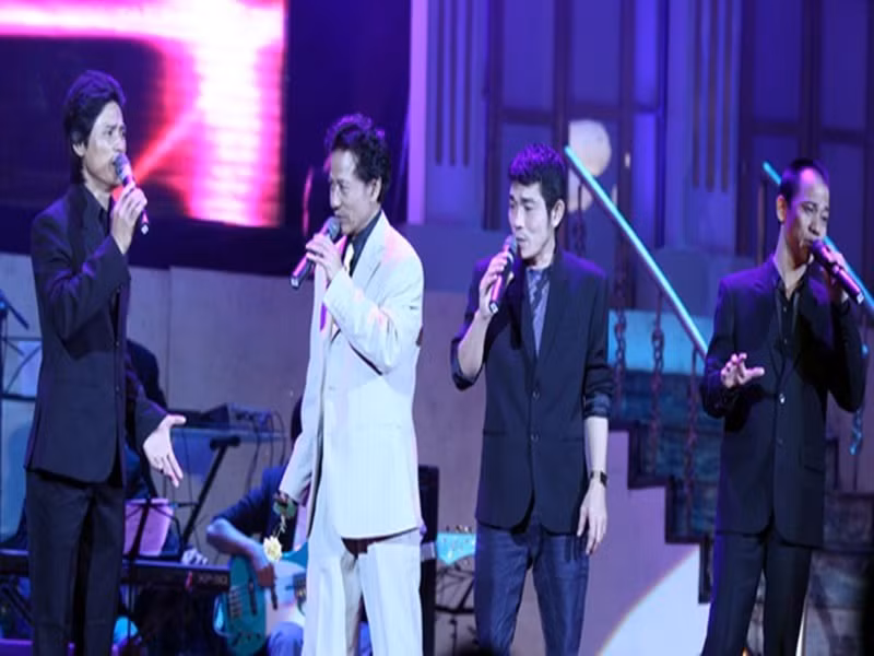 Chế Phi từng vài lần đứng chung sân khấu với bố. Ảnh: Giáo dục Việt Nam