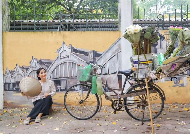 Sự biến hóa đa sắc của Vũ Diệu Thảo với hoa sen thêm một lần nữa khẳng định tài năng diễn xuất của cô, dù đã từ lâu cô không còn tham gia phim ảnh. (Ảnh: Hòa Nguyễn).