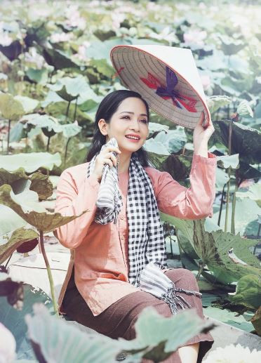 Đây là hình ảnh khá lạ của nữ nghệ sĩ, bởi từ lâu nay công chúng vẫn quen với một Vũ Diệu Thảo tiểu thư đài các, mong manh (Ảnh: Hòa Nguyễn).