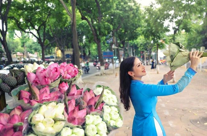 Nổi bật với chiếc áo dài màu vàng, Vũ Diệu Thảo sang trọng, quý phái trên phố phường Hà Nội (Ảnh: Hòa Nguyễn).