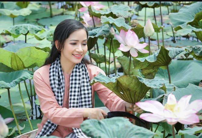 Vẻ đẹp mộc mạc, giản dị không hề bị chìm lấp trong đầm sen hương sắc mà ngược lại, càng gây ấn tượng cho người thưởng lãm (Ảnh: Hòa Nguyễn).