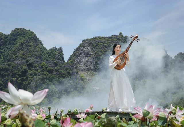 Ngoài đàn tỳ bà, cô có khả năng chơi nhiều loại nhạc cụ khác như đàn bầu, đàn tranh, đàn tứ, đàn bass… (Ảnh: Hòa Nguyễn).