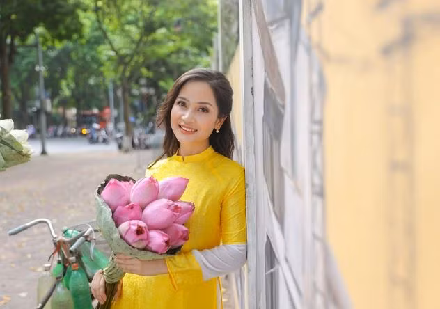 Nổi bật với chiếc áo dài màu vàng, Vũ Diệu Thảo sang trọng, quý phái trên phố phường Hà Nội (Ảnh: Hòa Nguyễn).