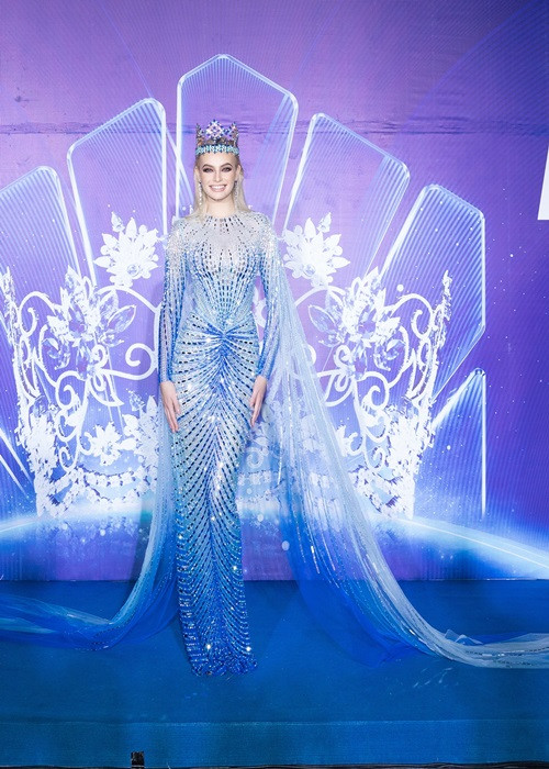 Đương kim Miss World - Karolina Bielawska đẹp lộng lẫy trong bộ đầm màu xanh.