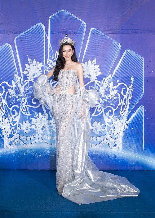 Hoa hậu Thùy Tiên cũng tham dự thảm đỏ chung kết.