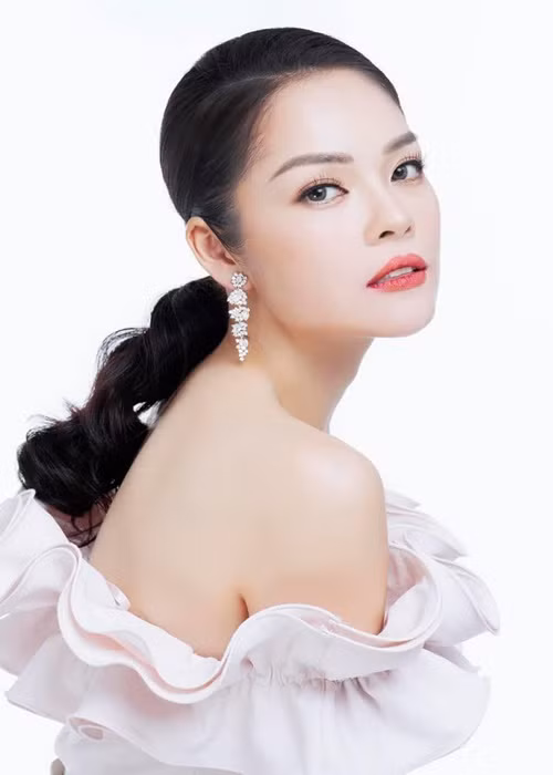 Năm 2021 Dương Cẩm Lynh bất ngờ tiết lộ trên Vietnamnet, cô và ông xã Anh Khoa đã chia tay vì bất đồng quan điểm trong cuộc sống. Nữ diễn viên khẳng định không có người thứ 3 chen vào cuộc hôn nhân của cô. Ảnh: FBNV