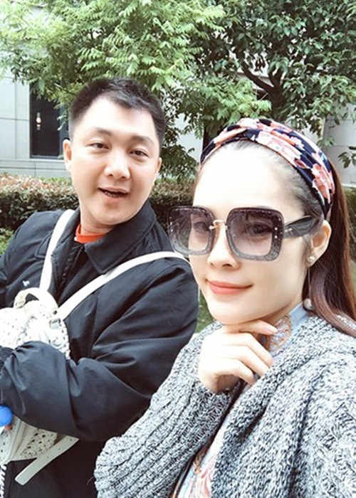 Trong chương trình Là vợ phải thế năm 2017, Dương Cẩm Lynh khoe được chồng hết mực cưng chiều như được chồng gội đầu mỗi khi từ phim trường về hay nhận được hoa tươi mỗi ngày từ chồng. Ảnh: FBNV