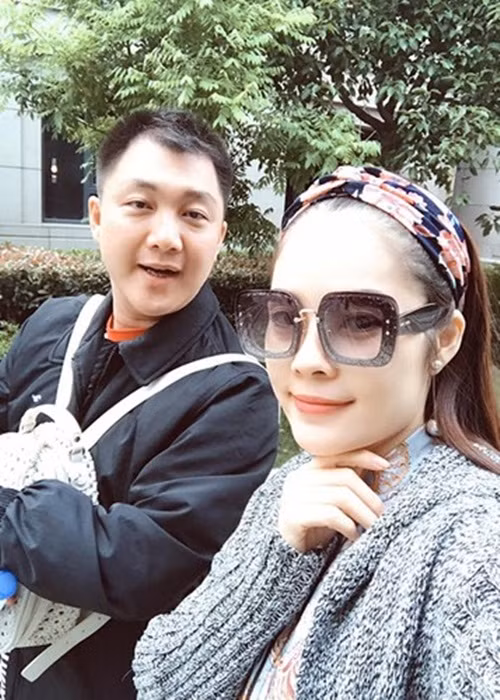 Trong chương trình Là vợ phải thế năm 2017, Dương Cẩm Lynh khoe được chồng hết mực cưng chiều như được chồng gội đầu mỗi khi từ phim trường về hay nhận được hoa tươi mỗi ngày từ chồng. Ảnh: FBNV