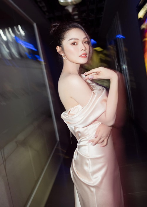 Trong cuộc phỏng vấn mới đây với Ngôi sao, Dương Cẩm Lynh bất ngờ hé lộ, khi cô mang bầu, bạn trai có người phụ nữ khác. Người đàn ông này bỏ rơi nữ diễn viên lẫn con trai chung. Theo Dương Cẩm Lynh, 2 năm qua, cô mất tiền bạc, các mối quan hệ thân tình vì người đàn ông mà cô tạm coi như chồng. Ảnh: FBNV