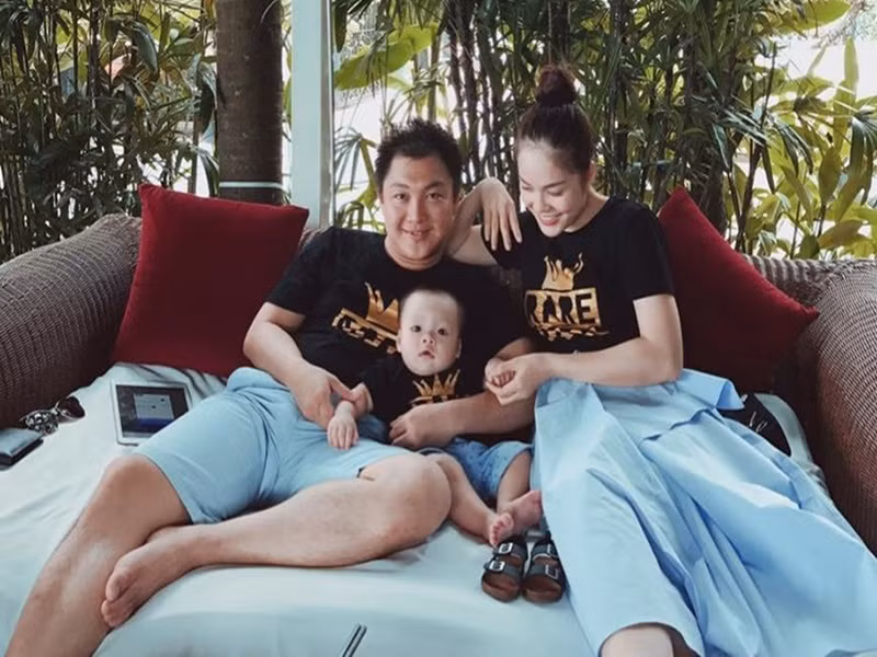 Sau khi sinh con bằng phương pháp mổ, Dương Cẩm Lynh cũng được chồng tận tình chăm sóc từ đút cho cô ăn hay thay băng vết thương giúp cô. Ông xã của Dương Cẩm Lynh còn khéo chăm con. Ảnh: FBNV