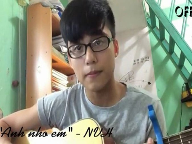 Sinh năm 2000, Việt Hoàng sớm bộc lộ năng khiếu ca hát, sáng tác. Năm 2015, em trai Sơn Tùng M-TP gây chú ý khi chia sẻ clip trình bày bản nhạc tự sáng tác mang tên “Anh nhớ em”. Ảnh: Dân Trí