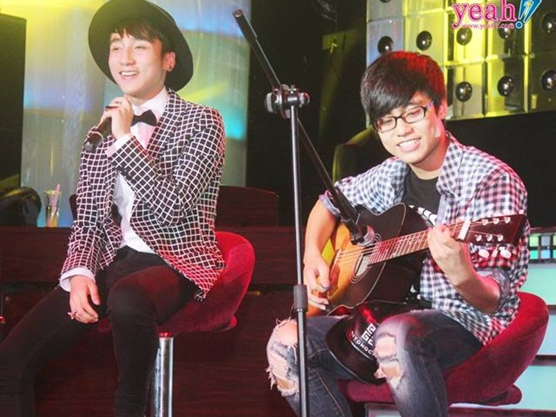 Trước khi vào showbiz, Việt Hoàng cover nhiều ca khúc đã làm nên tên tuổi của Sơn Tùng M-TP như: "Lạc trôi", "Thái Bình mồ hôi rơi", các bản hit như "Có tất cả nhưng thiếu anh", "Dáng em", "Love You 3000". Ảnh: FBNV