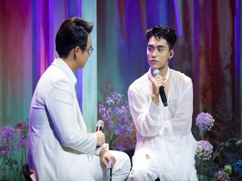 Nhạc sĩ, producer Onionn mới đây nhận xét giọng hát của Việt Hoàng có những tố chất rất riêng biệt và không bị ảnh hưởng bởi bất kỳ ai. "Mình không thể tìm từ ngữ gì có thể diễn tả được hết cảm nhận của bản thân về khả năng của bạn ấy", Onionn chia sẻ trên Dân Việt. Ảnh: Dân Việt