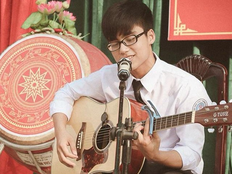 Em trai Sơn Tùng M-TP còn có khả năng chơi nhạc cụ như đàn guitar, piano. Ảnh: FBNV