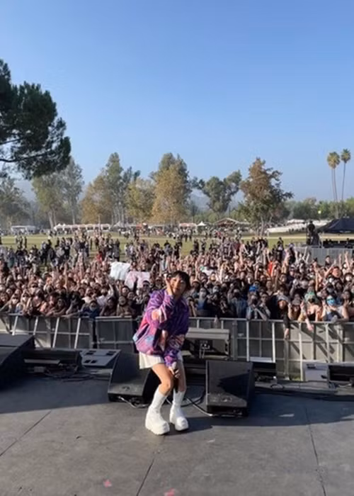 Năm 2021, Mỹ Anh trình diễn tại lễ hội âm nhạc Head in the Clouds, tổ chức ở sân vận động Rose Bowl, (Los Angeles, Mỹ). Sự kiện quy tụ nhiều ngôi sao thế giới như: CL (2NE1), "hoàng tử lo-fi" Keshi, Saweetie, Joji. Con gái Mỹ Linh - Anh Quân biểu diễn 5 ca khúc: "Can't hear a thing", "Pillars", "Yên", "Look easy", "Got you" trong 25 phút. Ảnh: Tiền Phong