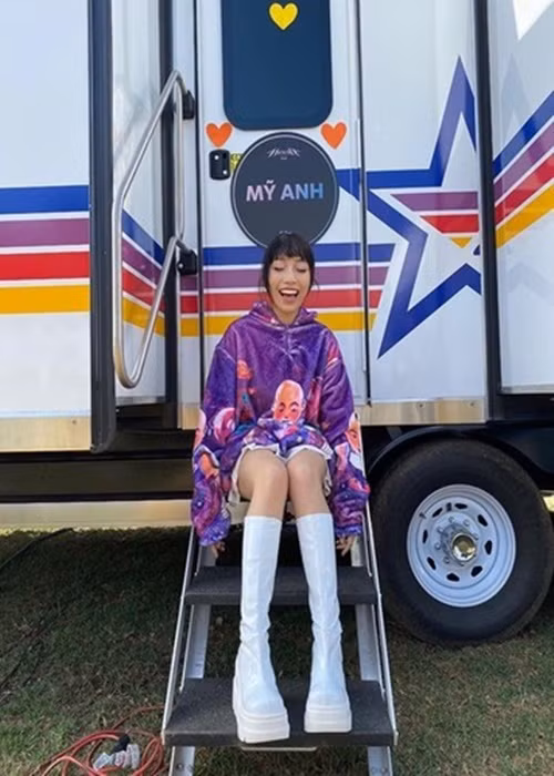 Mỹ Anh chia sẻ trên Saostar rằng cô được người sáng lập công ty truyền thông tổ chức lễ hội âm nhạc Head in the Clouds mời sau khi tình cờ xem được các màn trình diễn của Mỹ Anh trên Youtube. Phía công ty này không biết Mỹ Anh là con gái của Mỹ Linh. Ảnh: FBNV