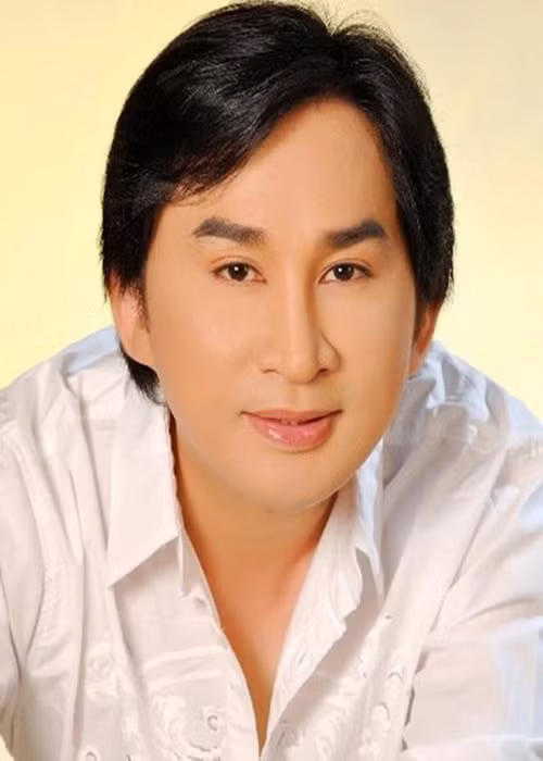  Kim Tử Long vừa lên tiếng về việc trượt xét duyệt danh hiệu Nghệ sĩ Nhân dân (NSND). Báo Giao thông dẫn lời nam nghệ sĩ: “Tại sao tôi bị trượt trong danh sách gửi đi từ Sở Văn hóa và Thể thao TPHCM cũng như UBND TP HCM đến Bộ để được xét duyệt NSND. Tôi cũng muốn hỏi tại sao tôi không được xét duyệt vào danh sách, tôi đã bị lỗi gì? Tôi không được cái gì, thiếu cái gì mà không nằm trong danh sách gửi ra Bộ xét duyệt NSND”. Theo Kim Tử Long, anh nhận được câu trả lời về lý do trượt xét duyệt là "do Hội đồng duyệt". Ảnh: Người lao động