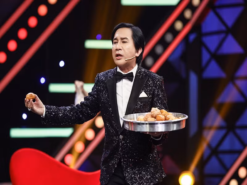 Kim Tử Long chia sẻ: “Mưa bụi là kỷ niệm lớn, khán giả rất yêu thích. Một lần tôi ra Hà Nội diễn, khán giả Cung Việt Xô vỗ tay không ngớt. Kết thúc chương trình rất nhiều người tặng tôi tiền, không cầm hết được”. Ảnh: Dân Việt