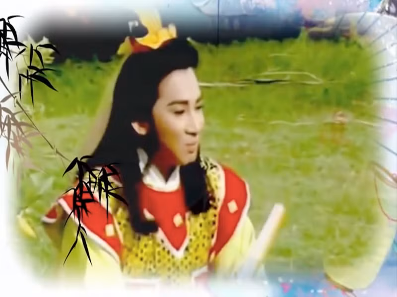 Ở trong trường, Kim Tử Long được Má Bảy Phùng Há cùng các thầy cô dạy dỗ. Nghệ danh Kim Tử Long - con rồng vàng nhỏ bay trong bầu trời nghệ thuật do nghệ sĩ Phùng Há đặt cho Kim Tử Long. “Cha mẹ sinh tôi, nhưng người cho tôi nghề với những vai để đời được khán giả thương chính là cô Bảy”, Kim Tử Long chia sẻ trên Zing. Ảnh: HTV