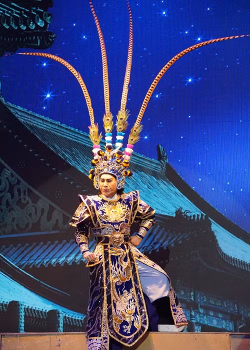 Vào những năm thập niên 90, giai đoạn hoàng kim của cải lương, nhờ có chất giọng khỏe, cách thể hiện các nhân vật linh hoạt, Kim Tử Long phủ sóng trên các sân khấu qua rất nhiều vở ăn khách như Mây trong “Y Ban và nàng tiên”, Phan Lương trong “Người đẹp bến Tiền Châu”, Gia Đồng trong “Nàng tiên Mẫu Đơn”, Lữ Bố trong “Phụng Nghi Đình”, Mỹ đen trong “Sống trong tình thương”. Ảnh: Người lao động