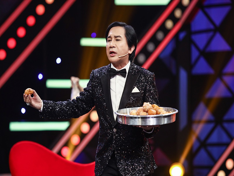 Kim Tử Long chia sẻ: “Mưa bụi là kỷ niệm lớn, khán giả rất yêu thích. Một lần tôi ra Hà Nội diễn, khán giả Cung Việt Xô vỗ tay không ngớt. Kết thúc chương trình rất nhiều người tặng tôi tiền, không cầm hết được”. Ảnh: Dân Việt