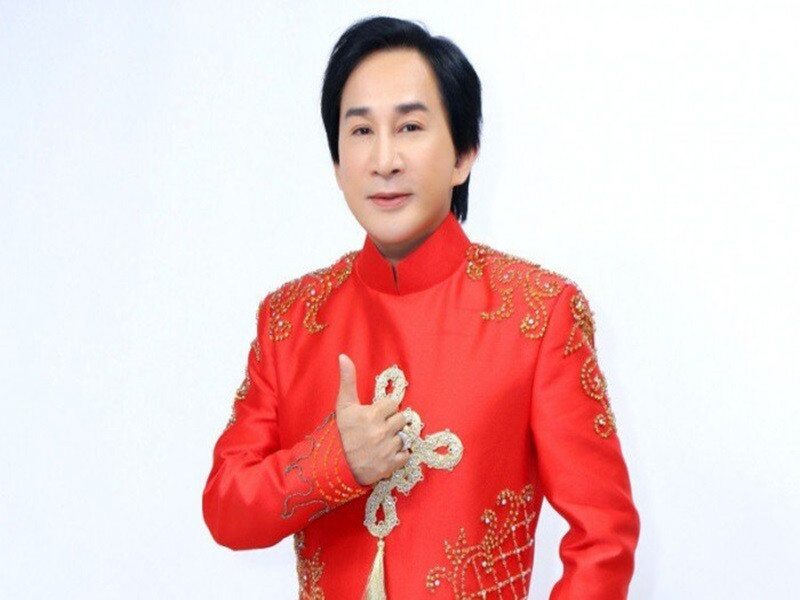 Kim Tử Long còn chia sẻ, theo quy định của những năm trước, NSƯT cần 2 huy chương mới được xét lên NSND. Những năm trước, anh trượt xét duyệt vì chỉ có 1 huy chương. Tuy nhiên, theo Kim Tử Long, đợt này, quy chế đã không còn nhắm vào huy chương mà vào sự lan tỏa và số năm cống hiến của nghệ sĩ. Ảnh: Báo Giao thông