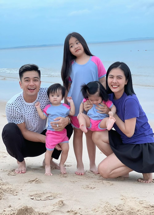 Gần đây, vợ chồng Vân Trang đưa ba cô con gái đi du lịch.