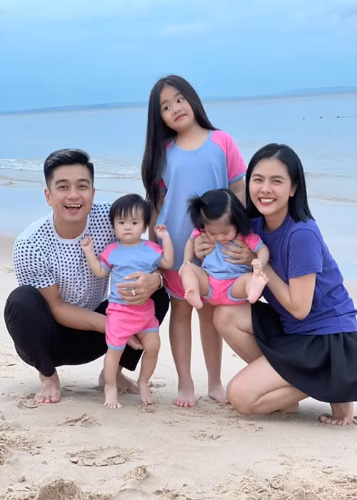 Gần đây, vợ chồng Vân Trang đưa ba cô con gái đi du lịch.