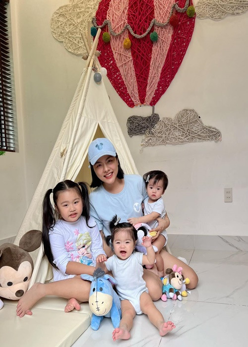 Cặp song sinh nhà Vân Trang càng lớn càng đáng yêu.