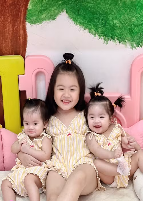 Bé Queenie yêu thương, bao bọc hai em gái sinh đôi Quianna và Quinita.