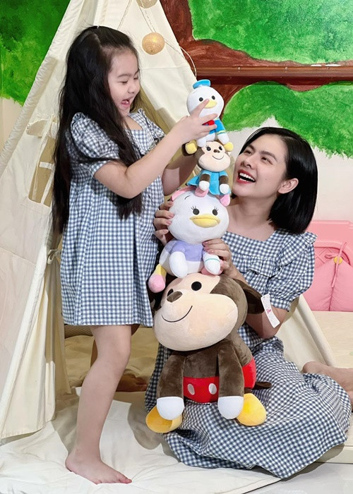 Bé Queenie - con gái đầu lòng của Vân Trang chào đời vào tháng 10/2016.