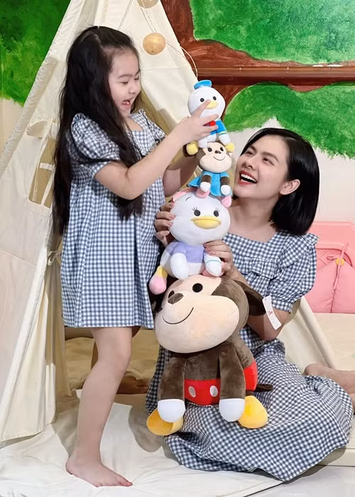 Bé Queenie - con gái đầu lòng của Vân Trang chào đời vào tháng 10/2016.