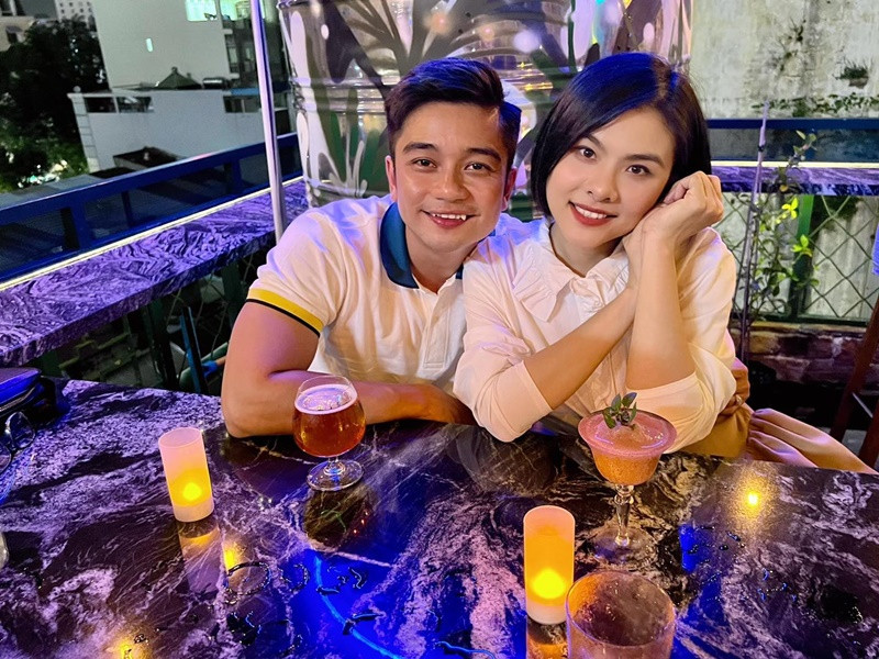 Vân Trang học được từ ông xã rất nhiều thứ và ông xã cũng vậy. "Một người cứng nhắc, một người lãng mạn bay bổng, cả hai từ từ dung hòa. Anh có thêm một chút xíu từ tôi, tôi có thêm một chút xíu từ anh", Vân Trang bày tỏ.