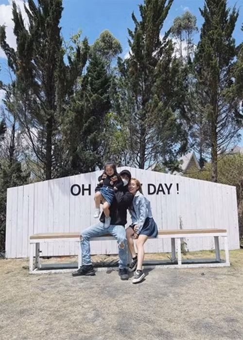 Ngoài ra, theo Bảo Ngọc, trong những năm kết hôn, mình cô chưa một lần gặp Đạt G ở ngoài đời, nói chuyện hay gặp trên phương diện là vợ Hoài Lâm. "Đến sau khi ly hôn 1 thời gian mình mới gặp anh Đạt trong một lần đi ăn cùng bạn bè. Lúc đó bản thân mình hay anh Đạt đều là những người độc thân! Đến tầm đầu năm 2021 mình và anh Đạt mới nói chuyện nhiều hơn, và cũng trong giai đoạn tìm hiểu. Vì thế, chuyện tình cảm này, không hại ai, càng không có chuyện ngoại tình, hay giật bồ, giật vợ ai”, cô trải lòng.