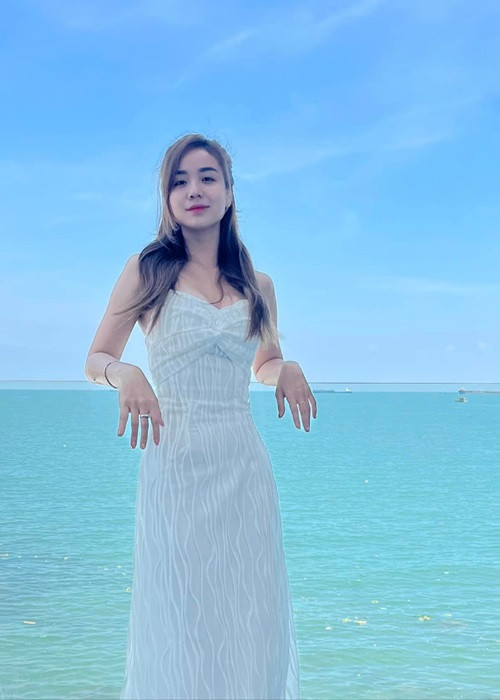 Cụ thể, trên trang cá nhân, Bảo Ngọc đăng tải clip có nội dung: "ABC: Nghe đồn bà nhắn tin nói xấu... phải không?". Vợ cũ Hoài Lâm lập tức tuyên bố: "Nuôi con, kiếm tiền, làm đẹp, không sân si với đời. Đặc biệt, còn giả mạo, vu khống lần nữa thì mình mời pháp luật can thiệp nha".