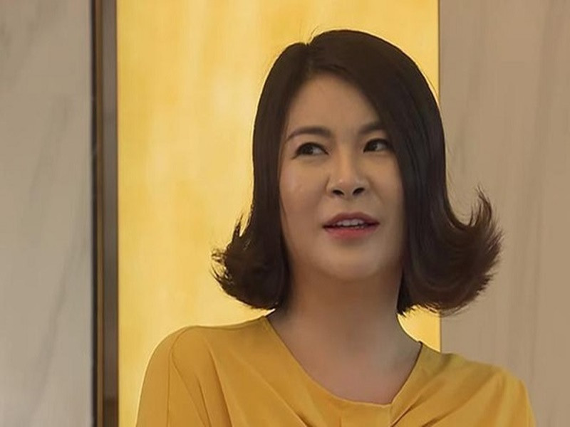 Kim Oanh chia sẻ về vai “em gái mưa” trong “Đừng bắt em phải quên”: “Linh là một người rất thâm hiểm. Cô ta ghét đấy, biết đấy nhưng lúc nào cũng vui cười, thậm chí cả khi đang rất tức giận. Cô ta dùng nụ cười để lấy lòng người khác, để đâm sau lưng người khác. Nhiều người nghĩ diễn như thế là vô duyên nhưng không sao cả, mỗi người có những tầng cảm xúc khác nhau khi xem. Ngoài kia, có rất nhiều người dùng nụ cười giống Linh để che lấp đi thủ đoạn”. Ảnh: Vietnamnet